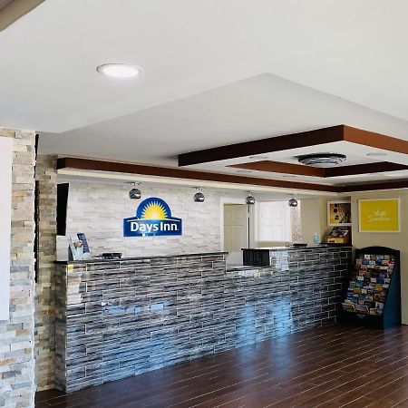 Days Inn By Wyndham Шарънвил Екстериор снимка
