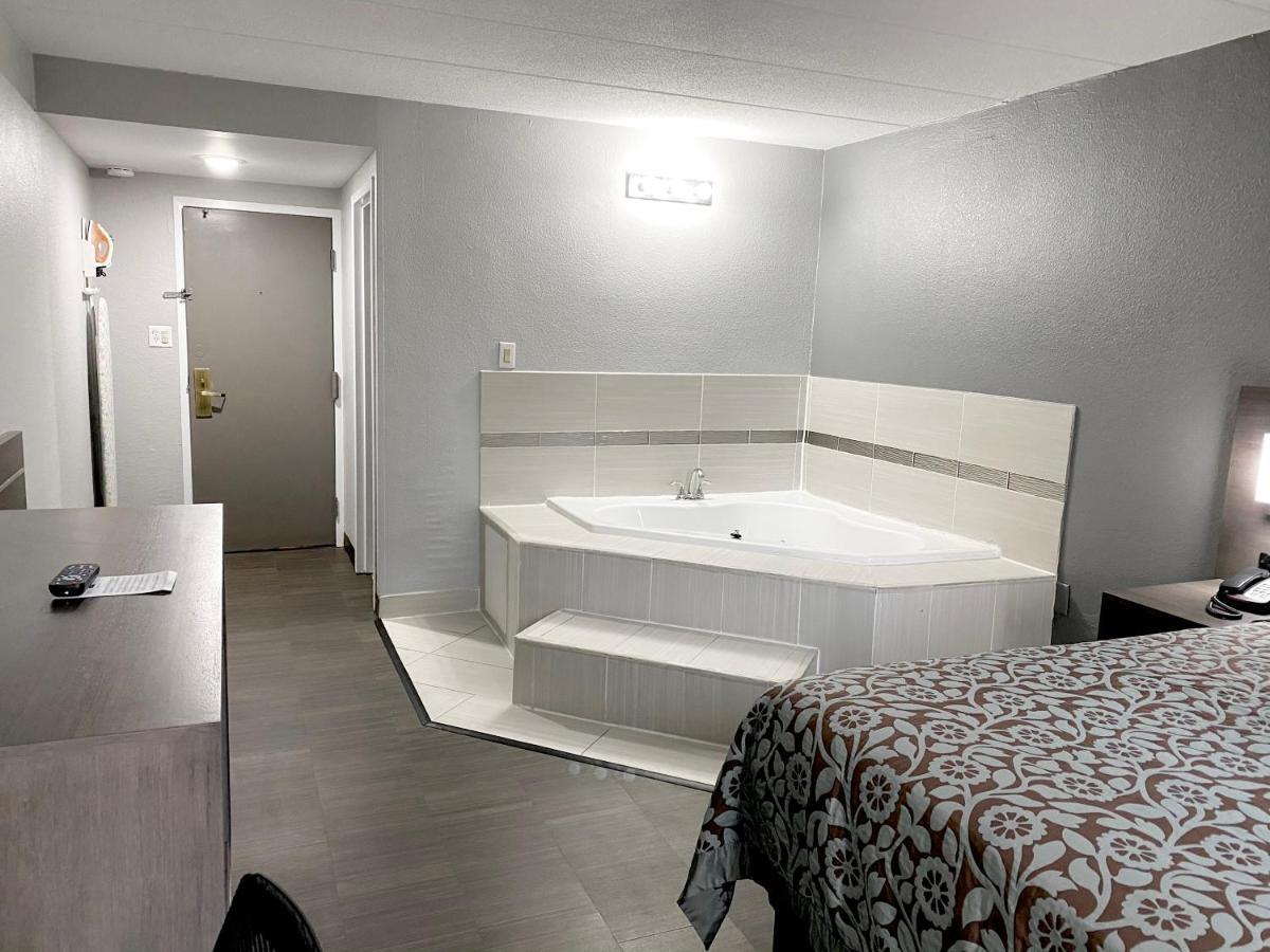 Days Inn By Wyndham Шарънвил Екстериор снимка