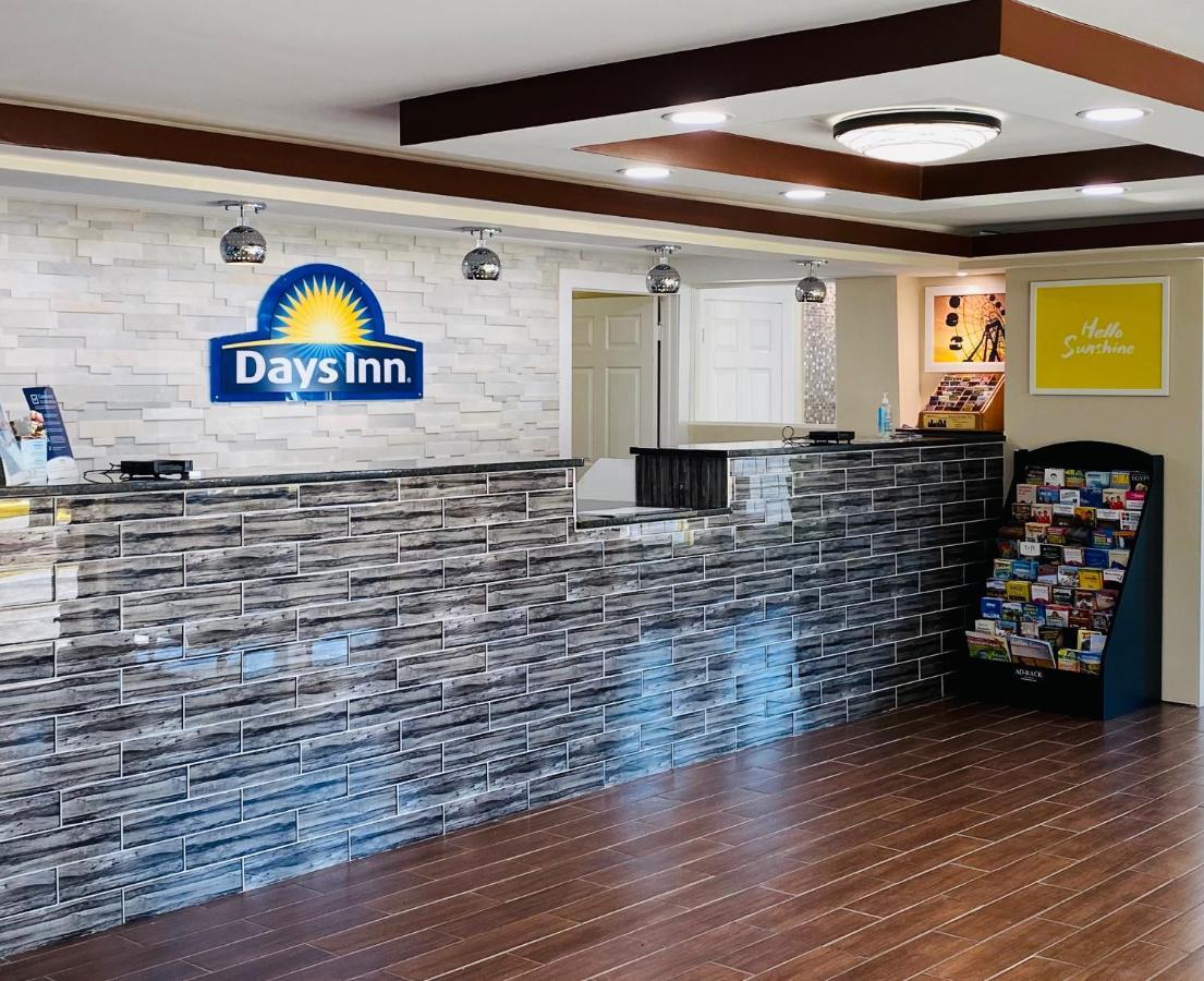 Days Inn By Wyndham Шарънвил Екстериор снимка