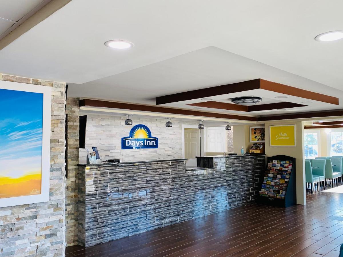 Days Inn By Wyndham Шарънвил Екстериор снимка