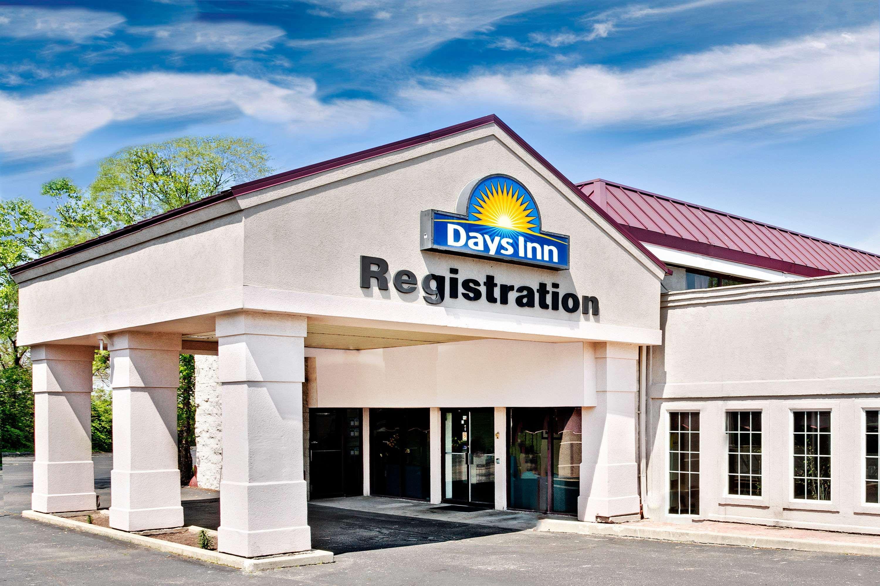 Days Inn By Wyndham Шарънвил Екстериор снимка