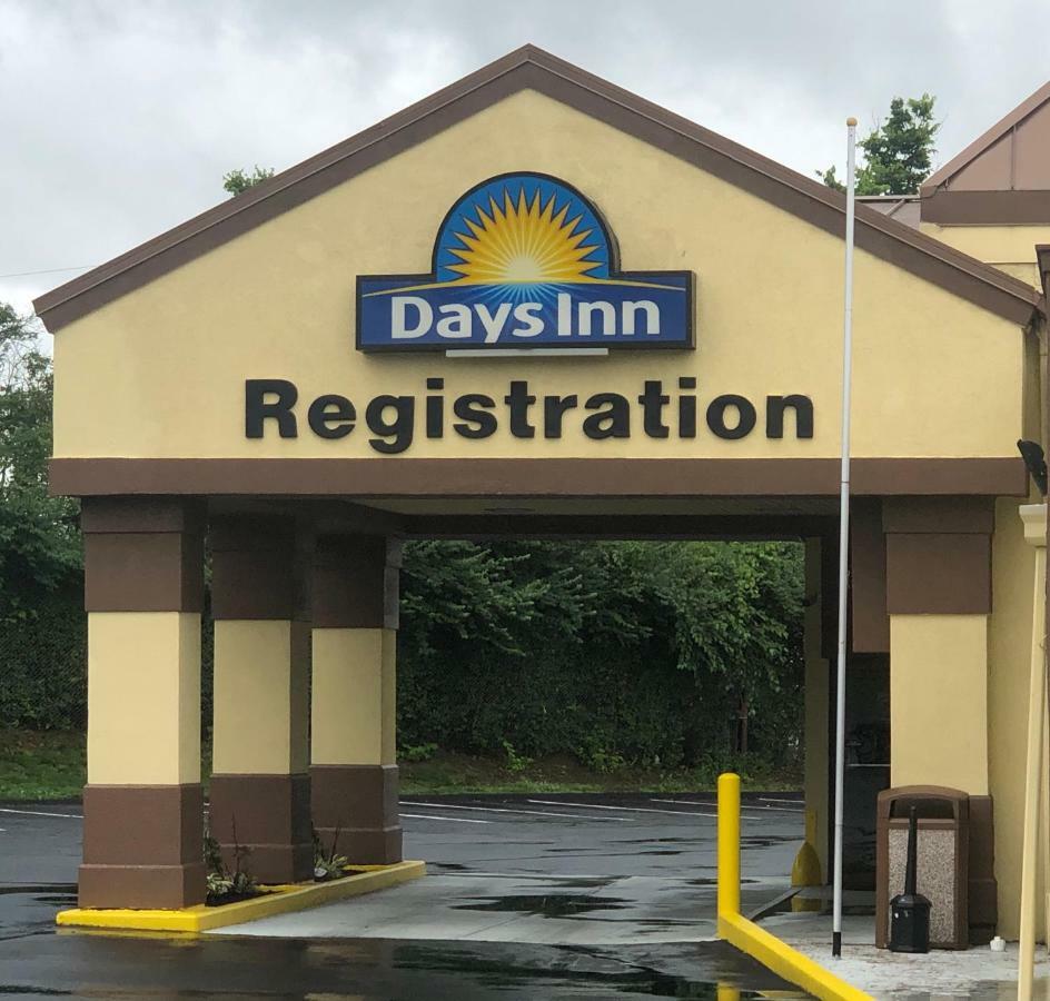 Days Inn By Wyndham Шарънвил Екстериор снимка