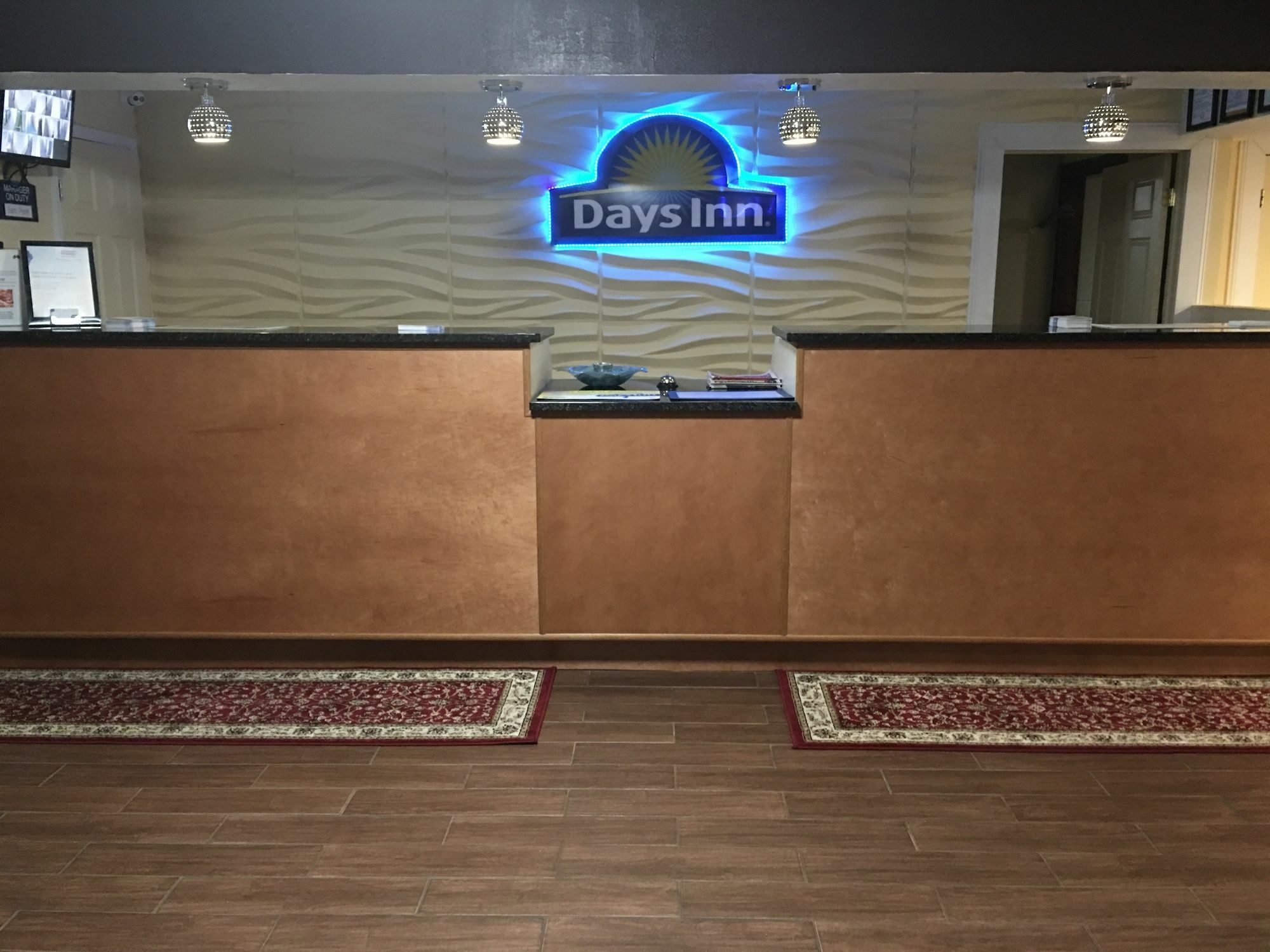 Days Inn By Wyndham Шарънвил Екстериор снимка