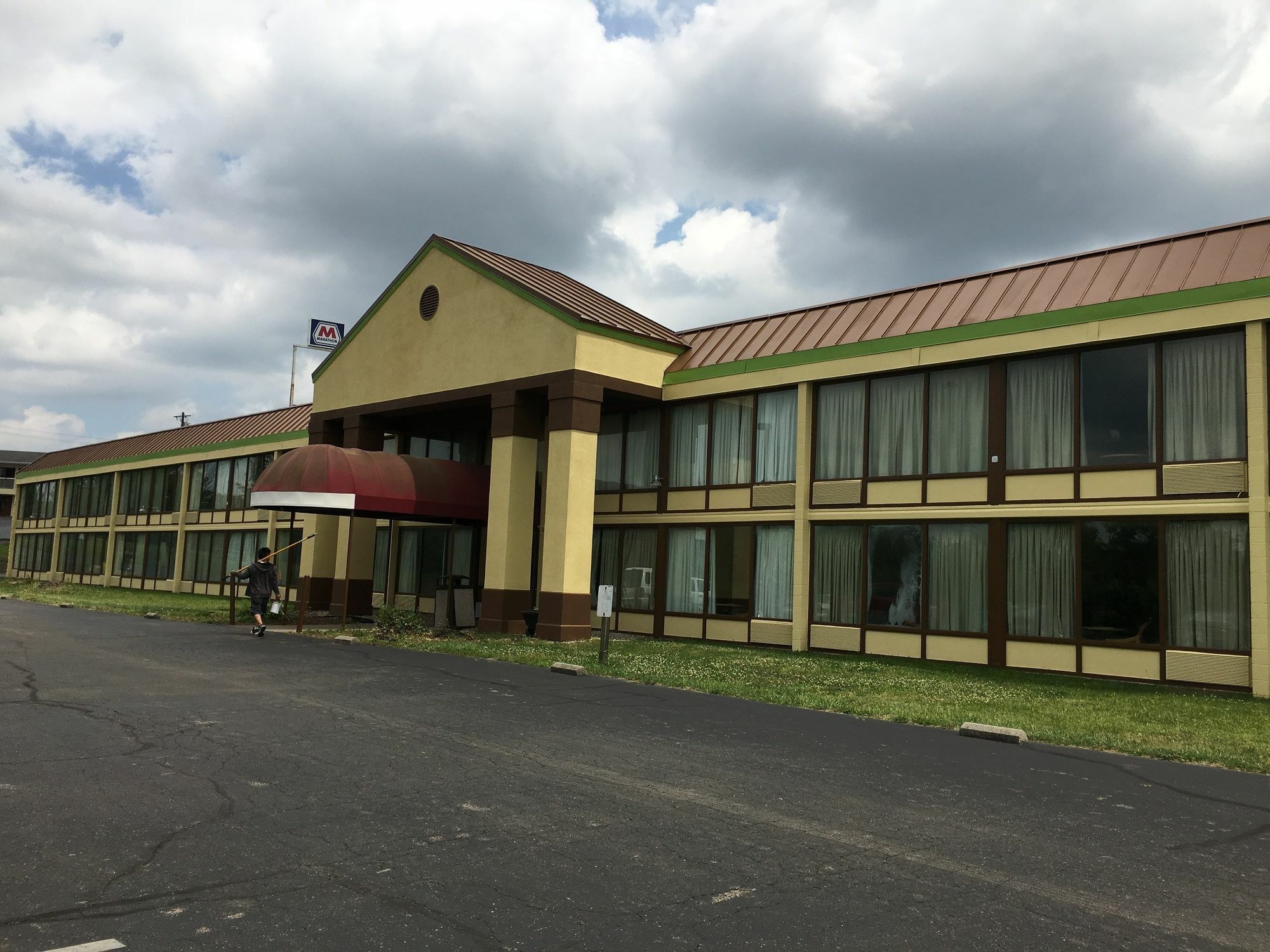 Days Inn By Wyndham Шарънвил Екстериор снимка