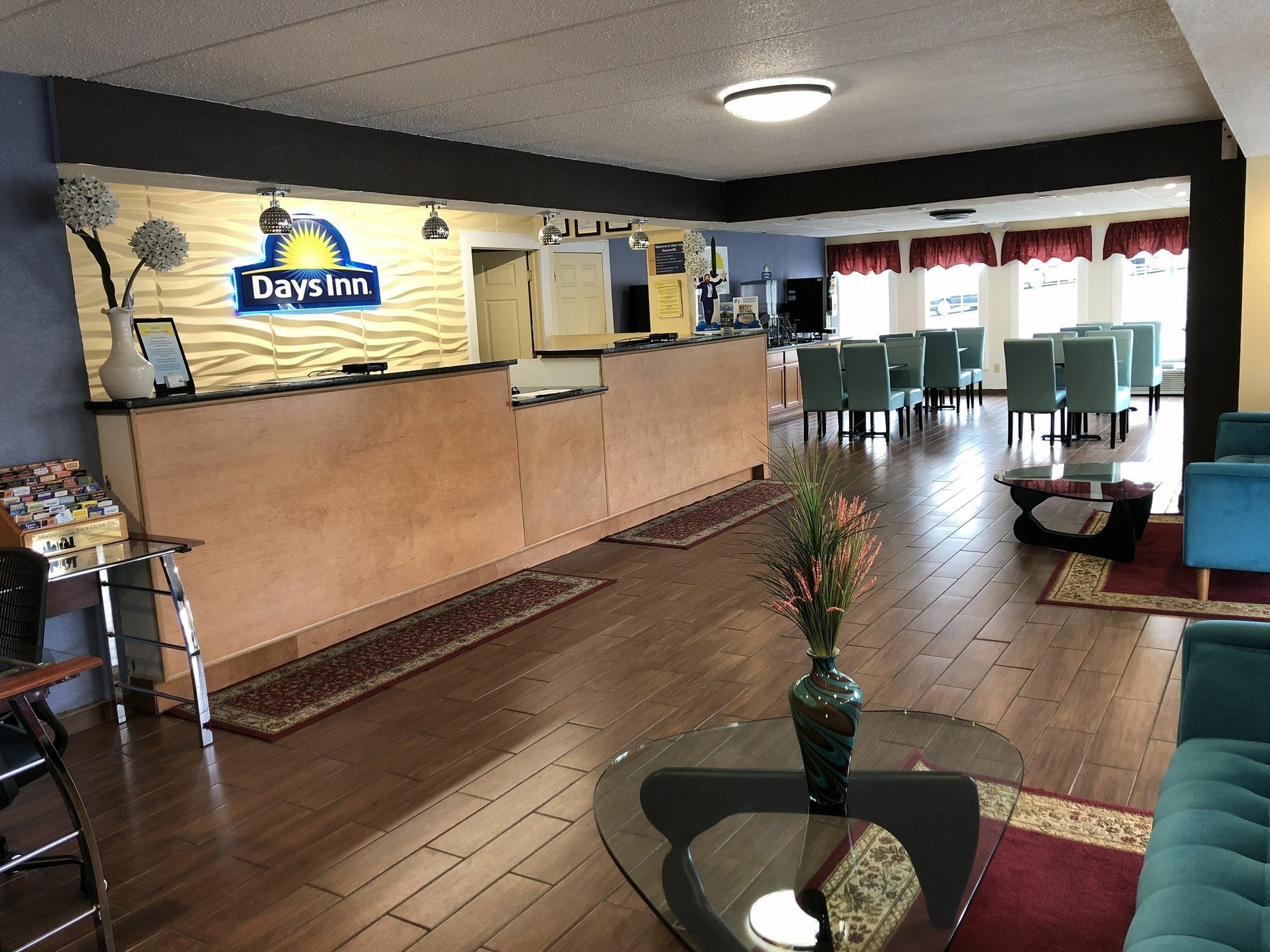 Days Inn By Wyndham Шарънвил Екстериор снимка