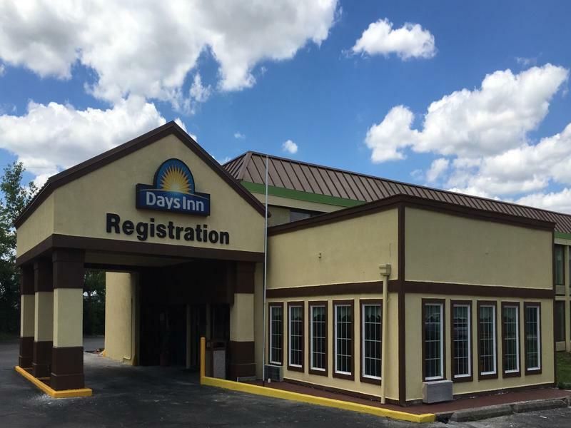 Days Inn By Wyndham Шарънвил Екстериор снимка